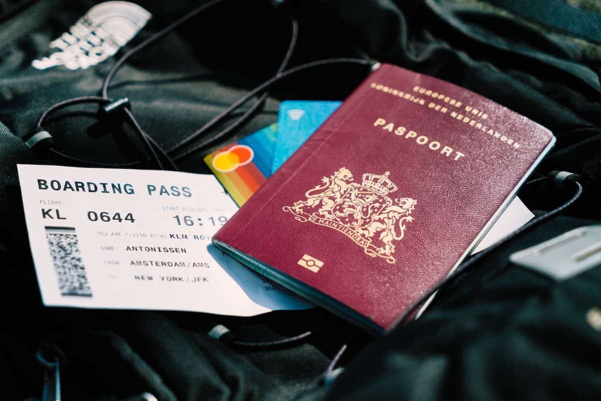 Imagem de passaporte, passagem e cartões para uma viagem