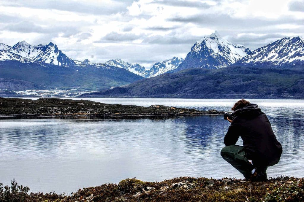Homem olhando um lago em Ushuaia.