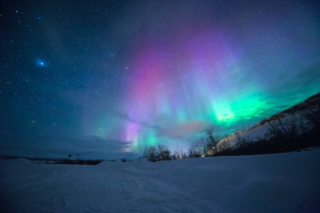 Imagem da Aurora boreal sobre a montanha-coberta-de-neve
