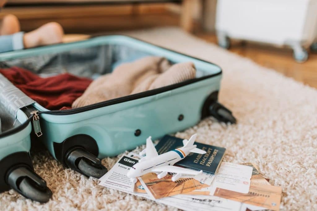 Imagem de uma mala com itens de viagem