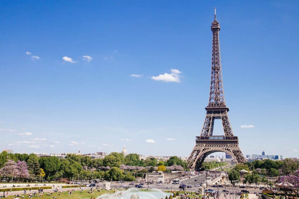Imagem da Torre Eiffel em um dia de sol na França