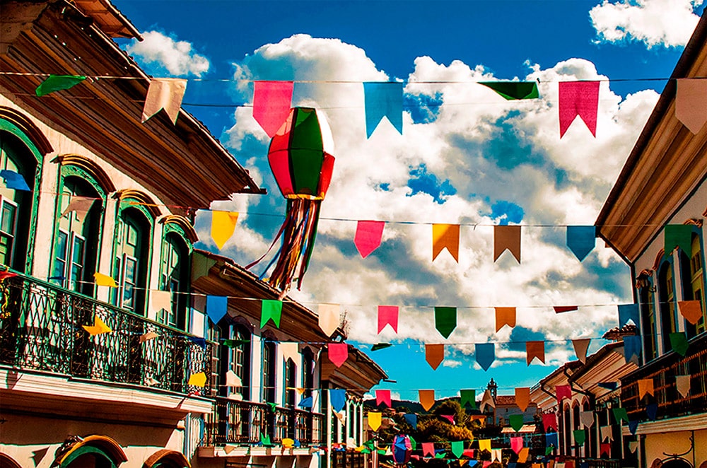 Foto de decoração de viela com bandeiras e balão de festa junina