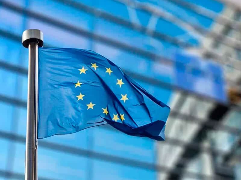 Bandeira da União Europeia em mastro