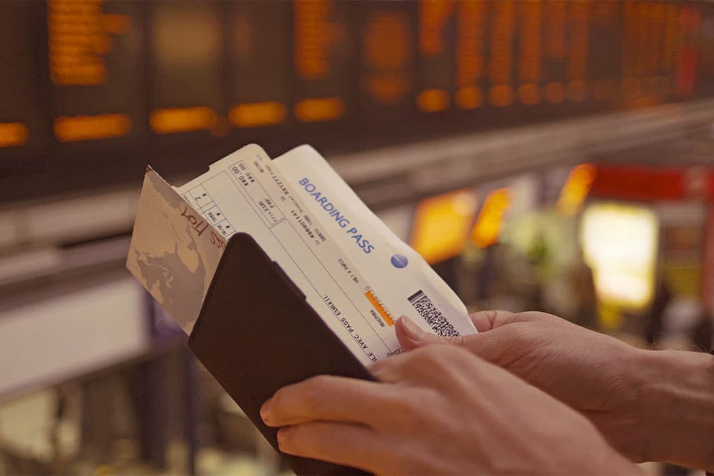 foto de um passaporte com bilhetes aéreos
