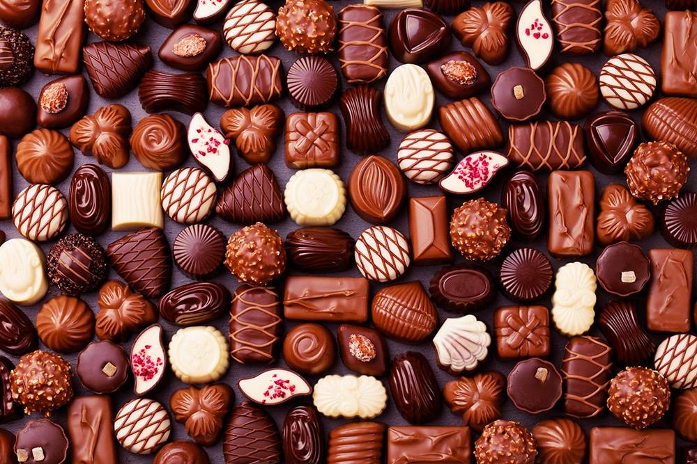 Diferentes tipos de bombons de chocolate organizados sobre uma mesa