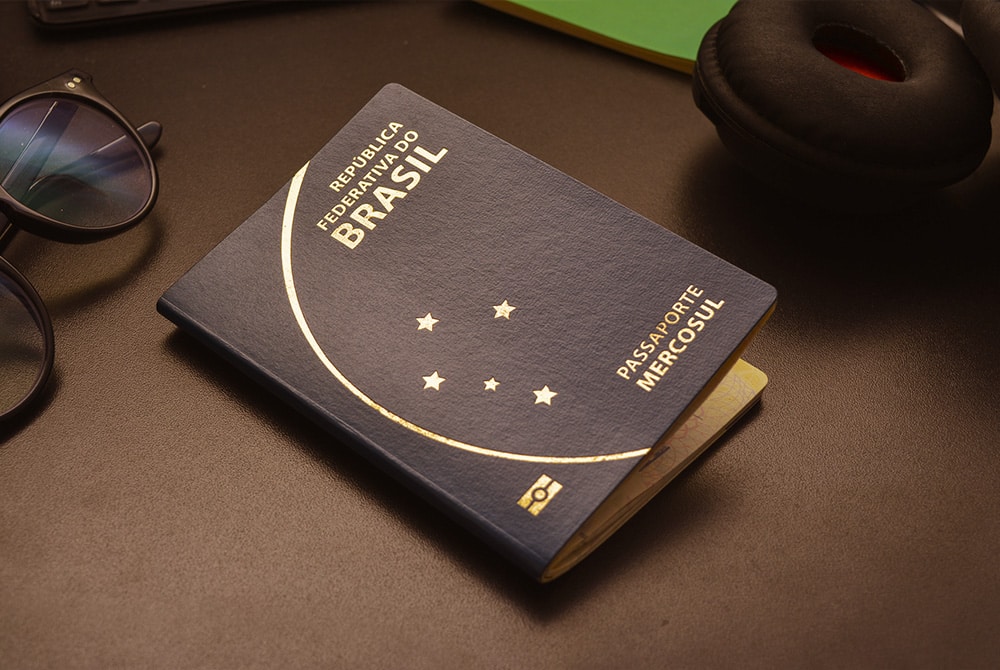foto do passaporte brasileiro em uma mesa
