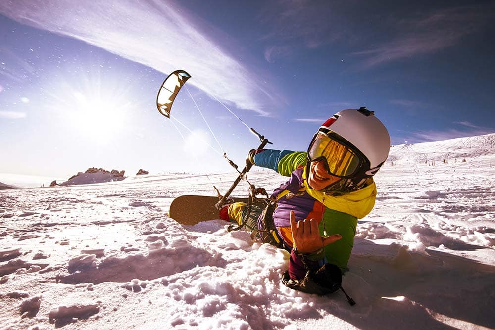 Homem praticando esporte na neve