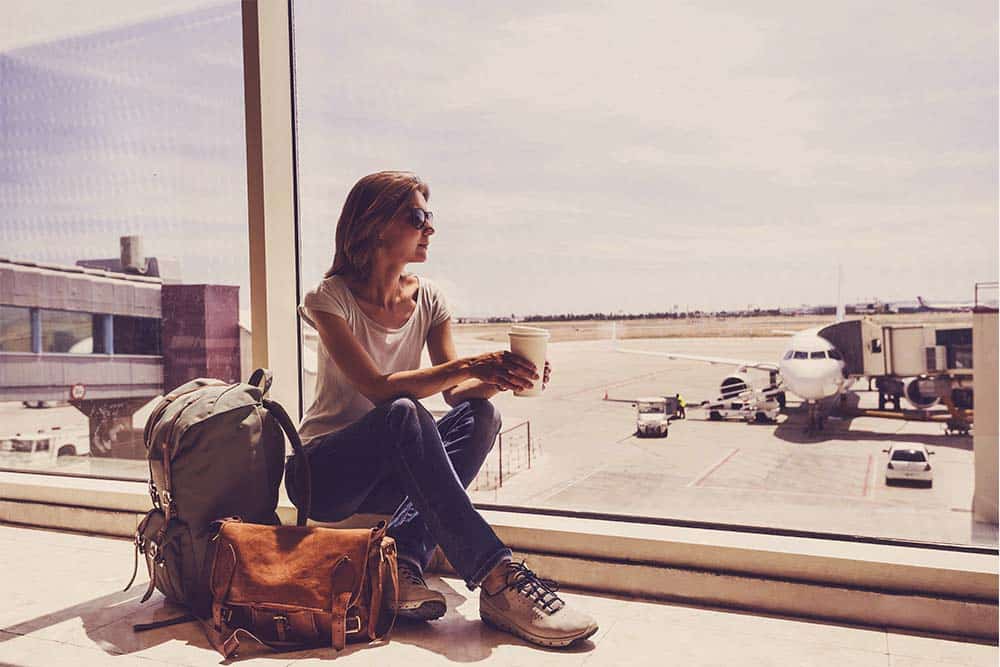 Mulher com malas em um aeroporto