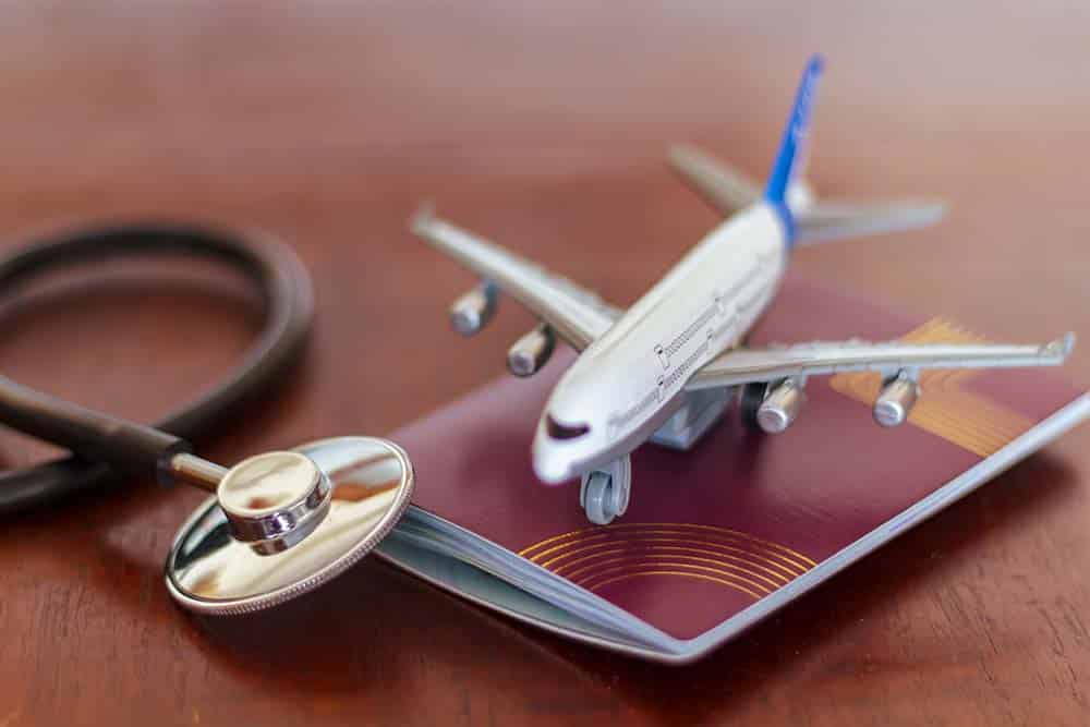 Um passaporte e um avião de brinquedo em cima de uma mesa