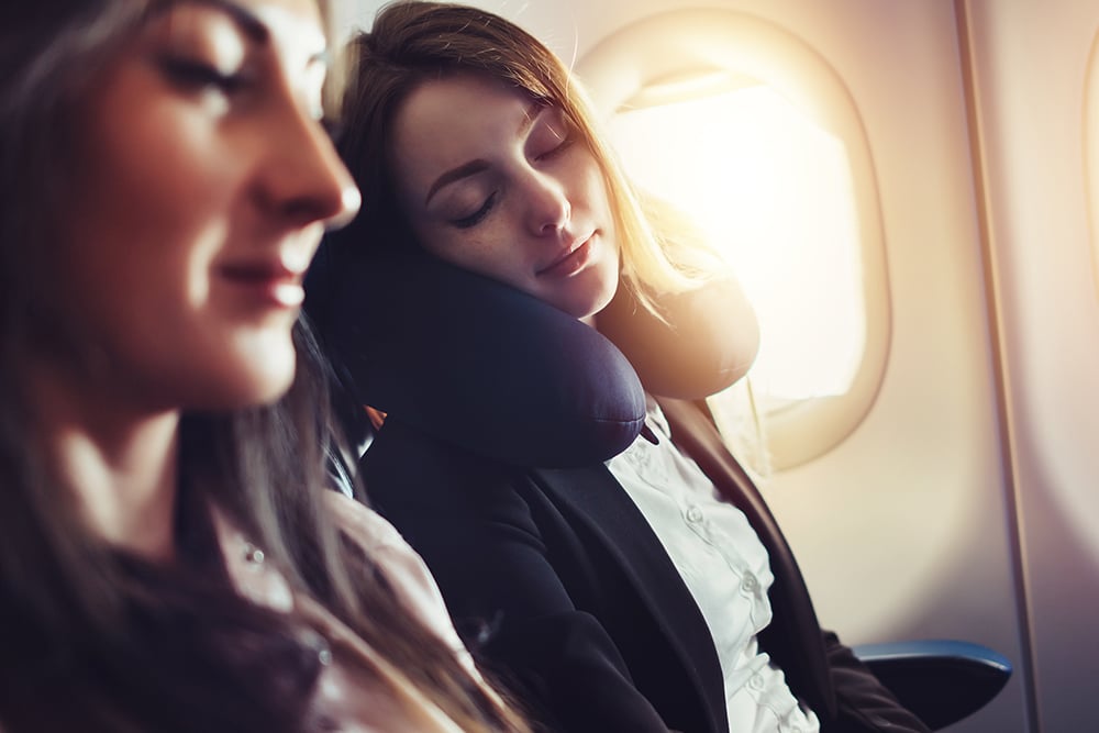 Mulher dormindo em voo de avião