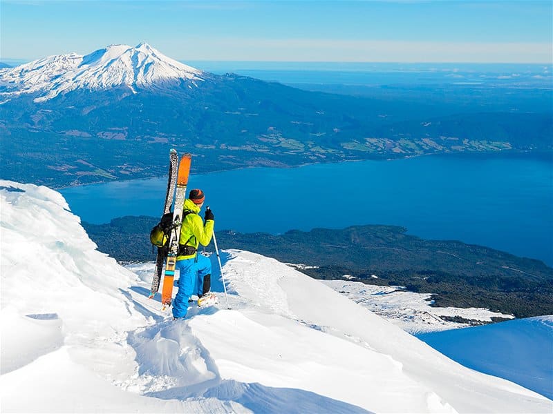 Homem segurando uma prancha de esqui