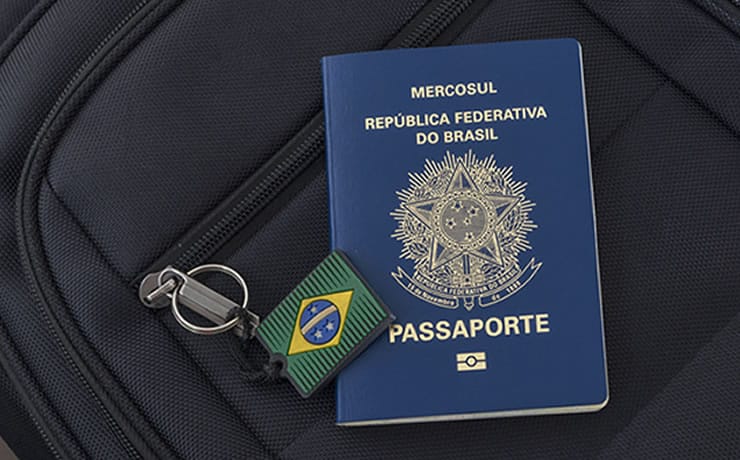 Passaporte com chaveiro do Brasil ao lado