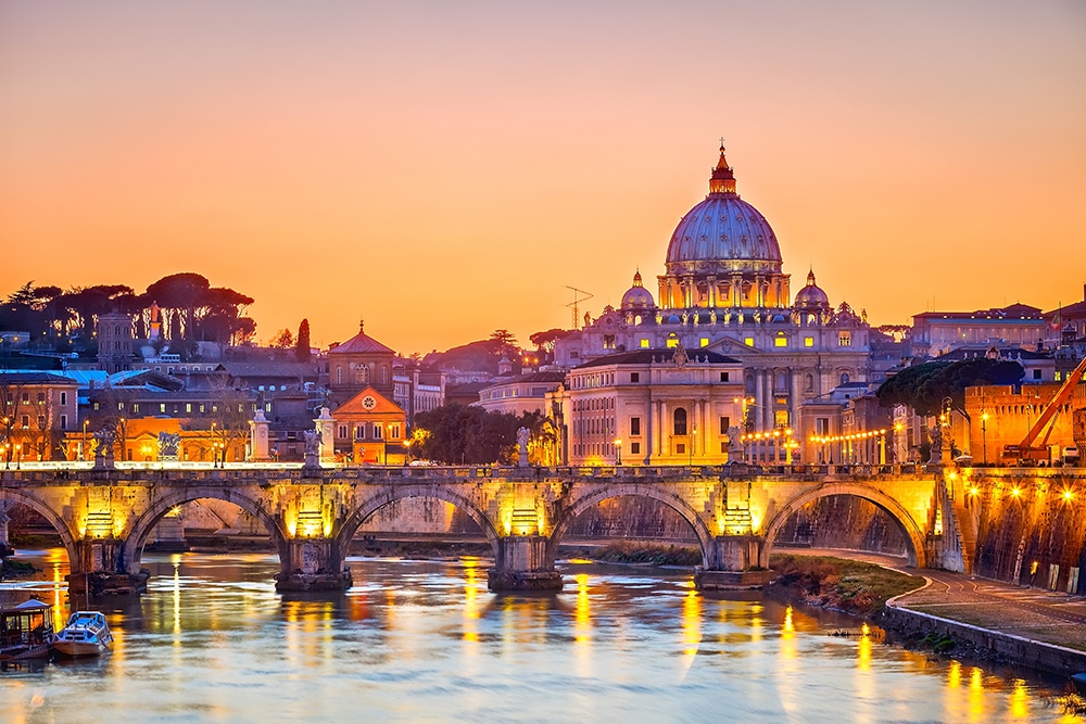 Imagem de um entardecer em Roma com construções típicas da região