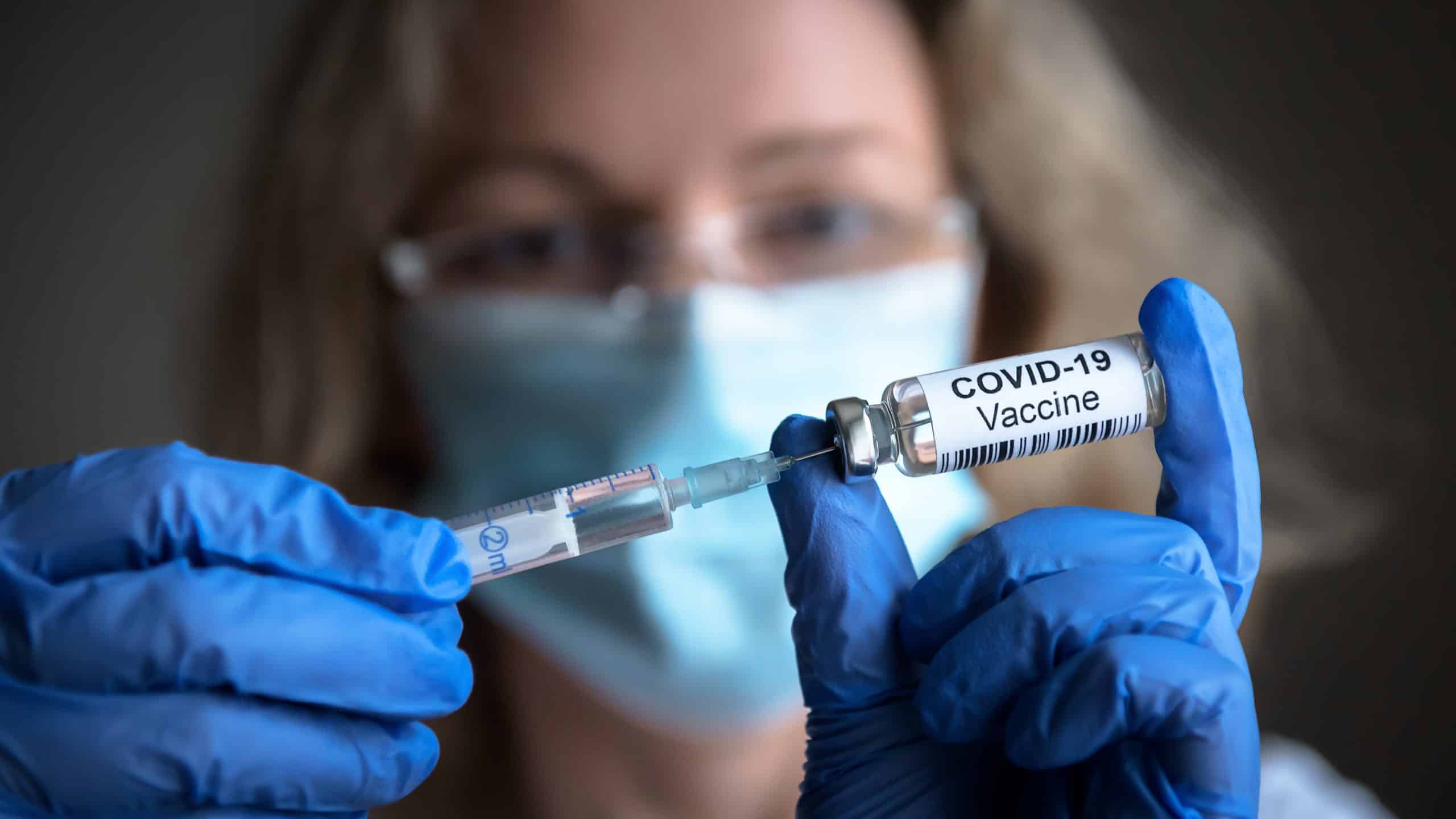 Enfermeira com Vacina do Covid-19