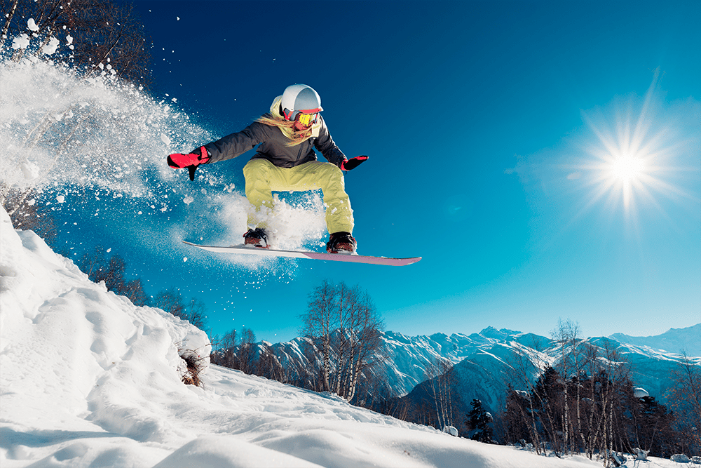 Mulher praticando snowboard na neve