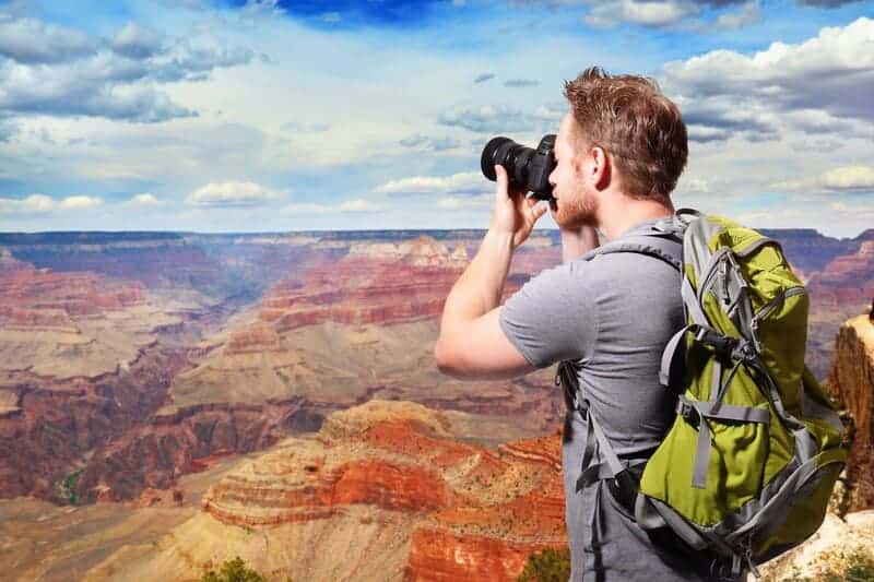 Homem tirando foto de paisagem