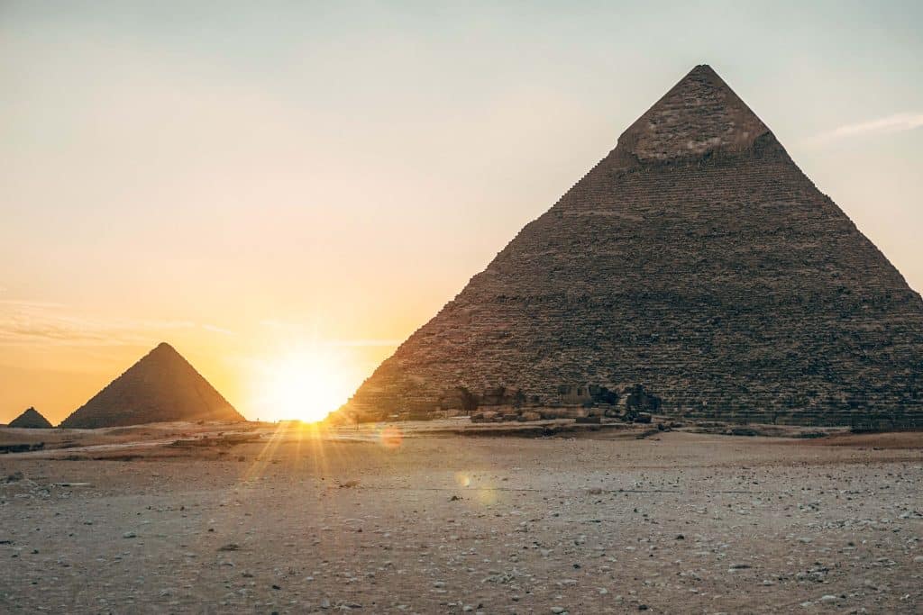 Pirâmides no Cairo em um fim de tarde.