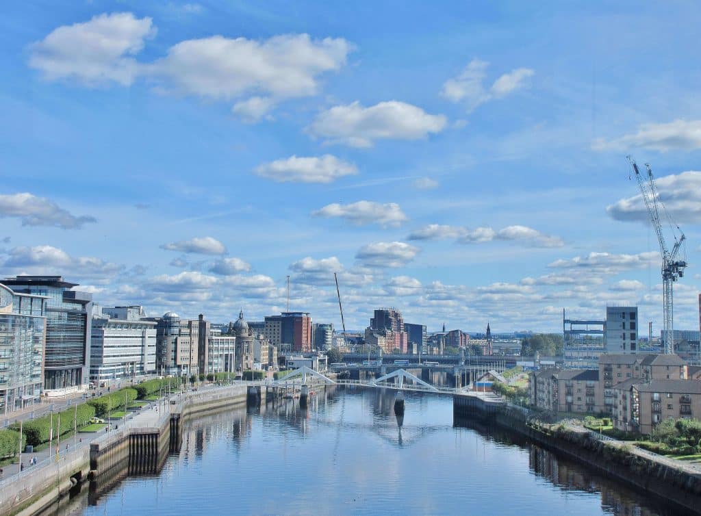 Cidade de Glasgow, na Escócia, em um dia de sol e nuvens.