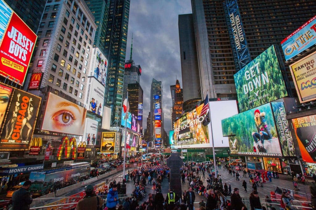 Praça da Times Square, em Nova York, em um fim de tarde.