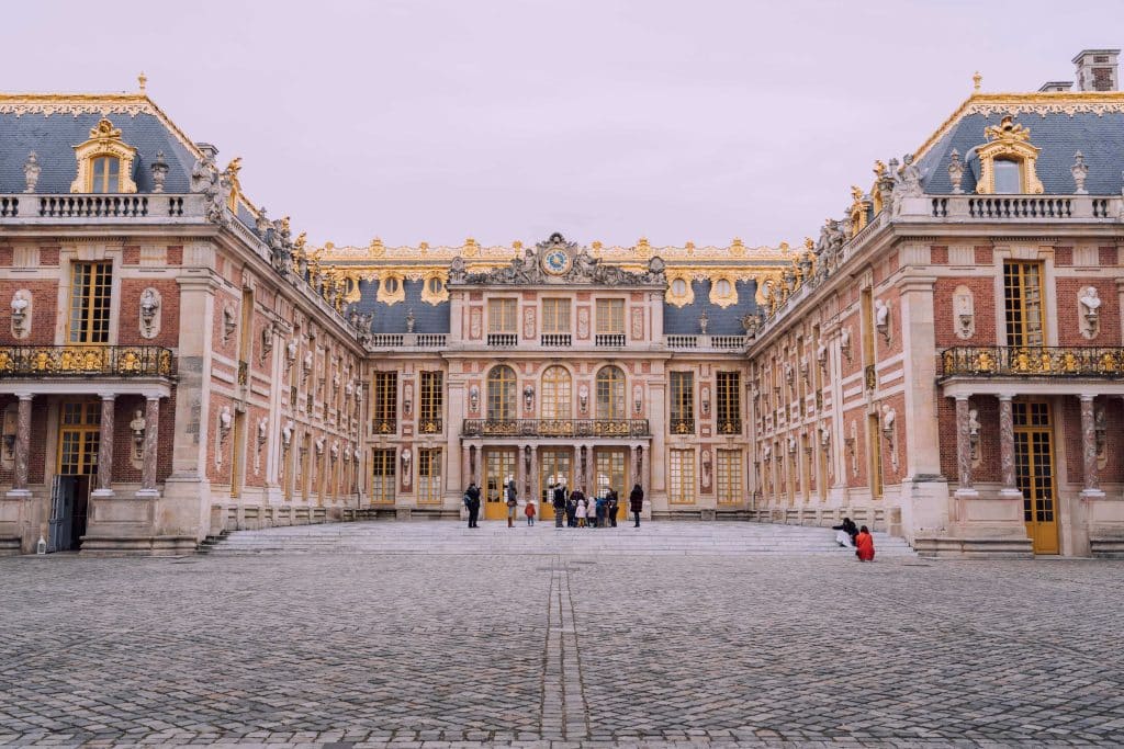 Palácio de Versalhes, na França, visto de fora.