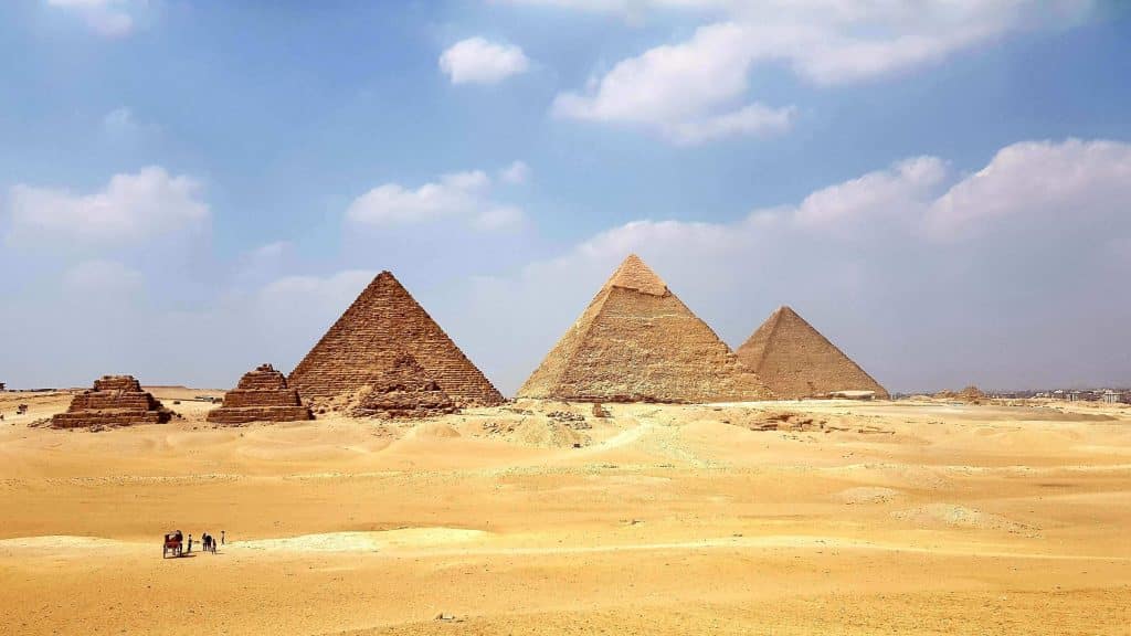 Pirâmides no Egito em um dia de sol.