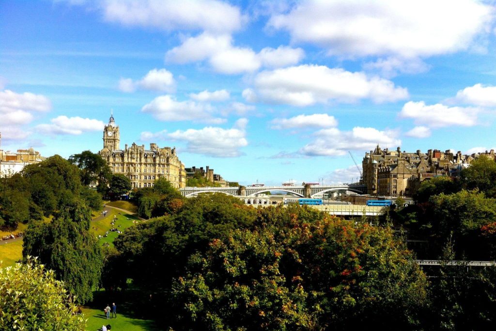 Cidade de Edimburgo, na Escócia, vista em um dia ensolarado.