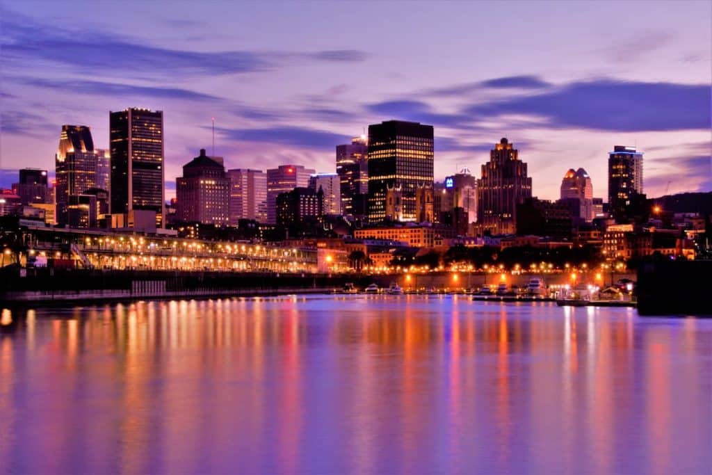 Imagem noturna da cidade de Montreal, no Canadá.