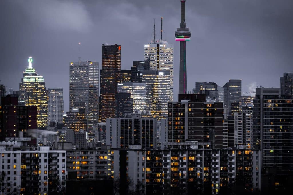 Imagem noturna de edifícios na cidade de Toronto, no Canadá.
