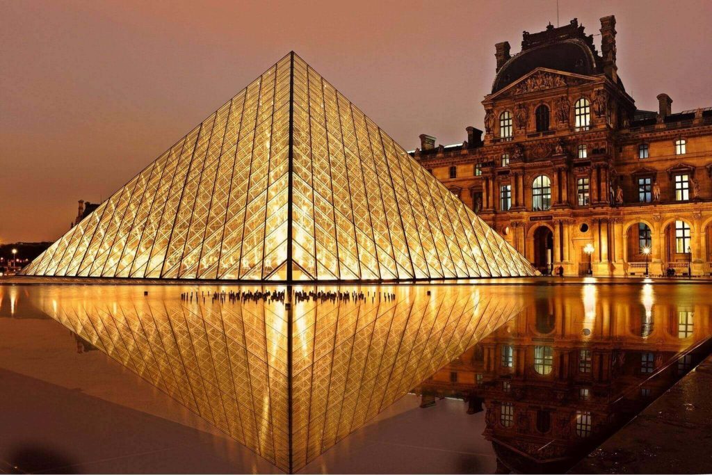 Monumento histórico em Paris, no começo da noite.