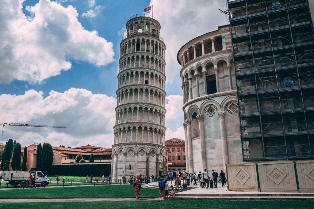 Torre de Pisa, na Itália, em um dia ensolarado.