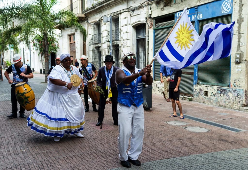 Pessoas dançando na rua do Uruguai.