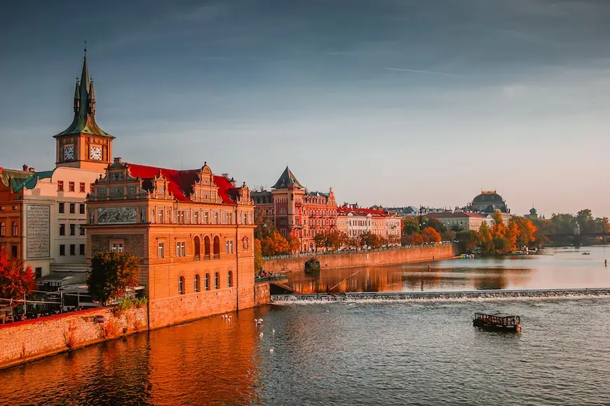 Vista da cidade de Praga a beira d'água