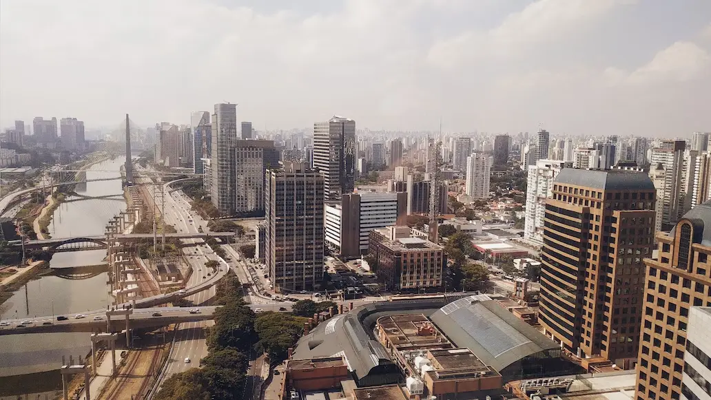 Vista da marginal e ponte estaiada em São Paulo capital