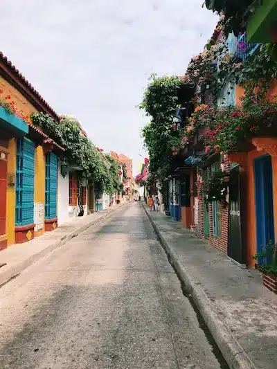 Rua com casas coloridas e floridas
