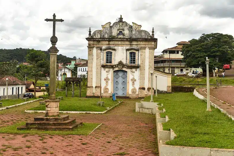 Capela com cruz a frente em praça da cidade de Congonhas em Minas Gerais