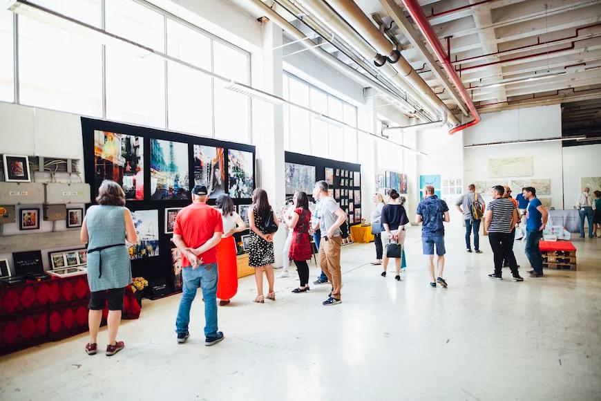 Pessoas em pé em um saguão olhando para uma exposição