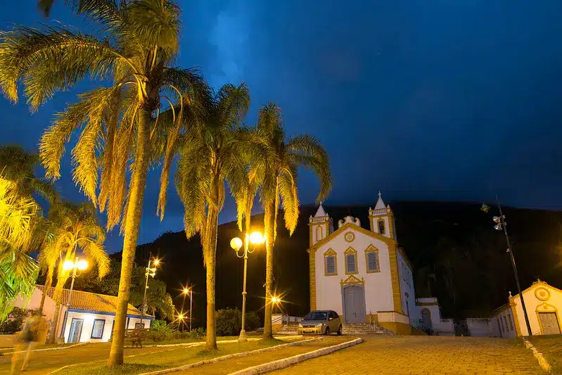 Praça da cidade de Florianópolis com coqueiros e capela