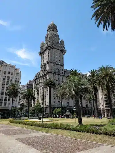 Igreja no centro de Montevideo com praça com palmeiras a frente