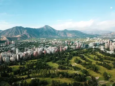 Cidade de Santiago no Chile com cordilheira ao fundo