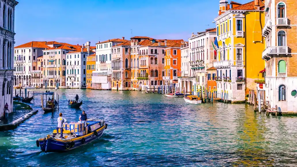 Canal em Veneza na Itália