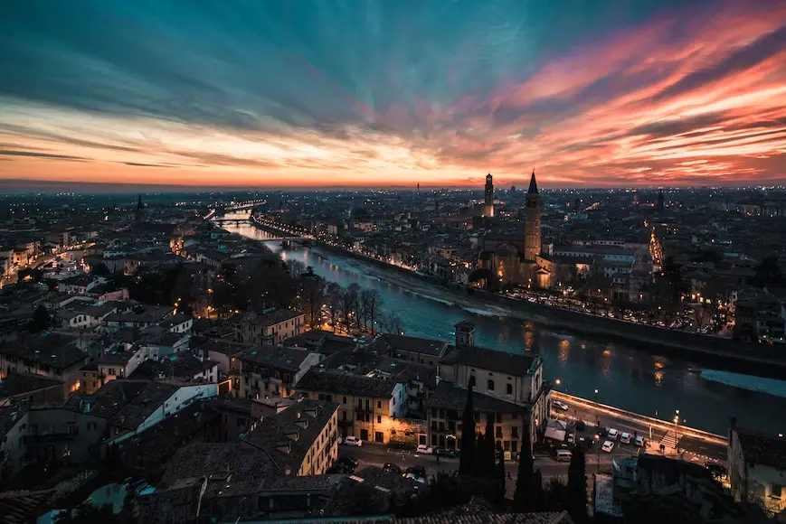 Cidade de Verona na Itália com céu multicores ao fundo