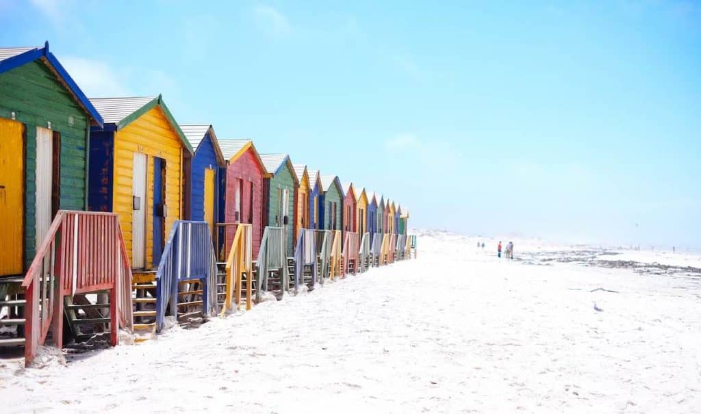 Casa coloridas na areia da praia