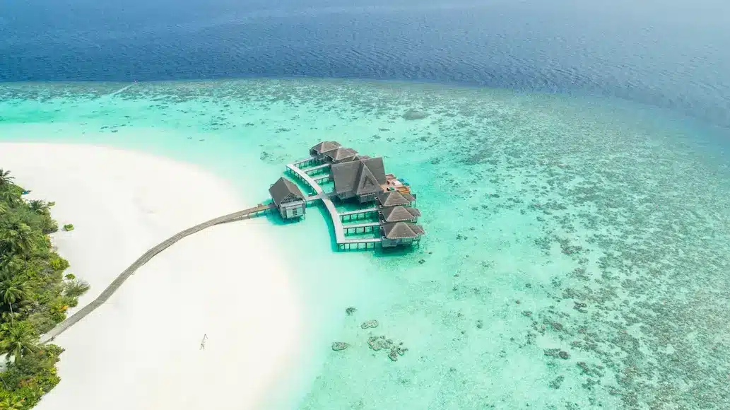 Cabanas sobre água em praia nas Maldivas