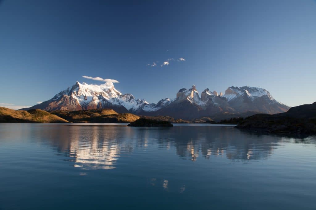 Chile: uma bela paisagem de montanhas, geleiras e lagos.