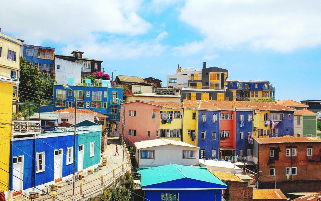 Valparaíso: cidade do Chile com colinas íngremes e casas coloridas no topo do penhasco