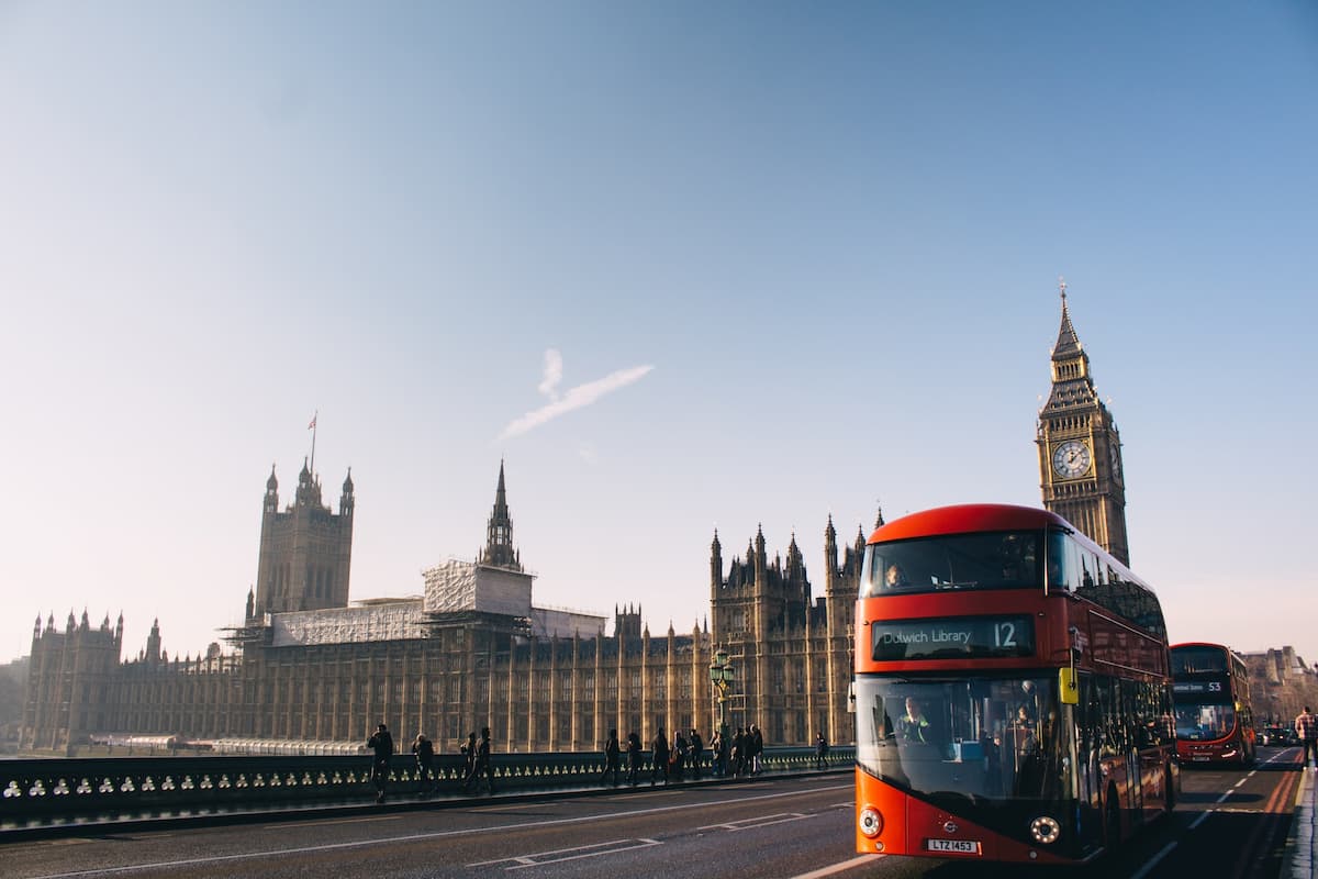 Ônibus vermelho passando por pontos turísticos da Inglaterra