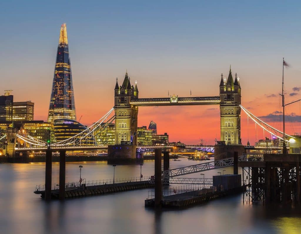 Tower Bridge no pôr do sol de Londres