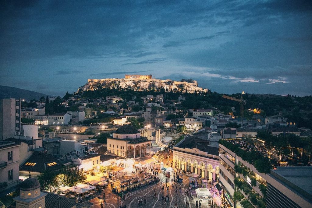 Imagem noturna na Grécia de lugares históricos com luzes
