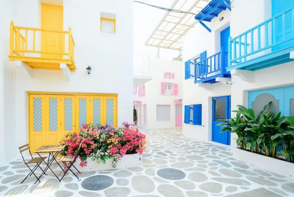 Imagem de fachadas de casas brancas com portas coloridas
