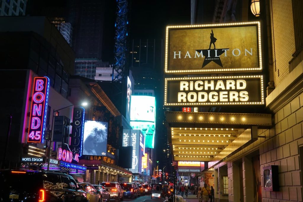 O teatro Broadway durante à noite em uma rua iluminada